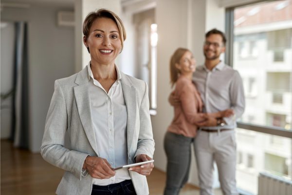 portrait-of-happy-real-estate-agent-with-a-couple-2023-11-27-05-24-20-utc (1)